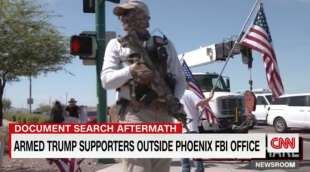 supporter armati di trump davanti agli uffici dell fbi in arizona 3