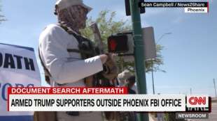 supporter armati di trump davanti agli uffici dell fbi in arizona 4
