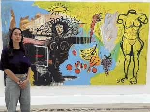 anna ferri davanti alla tela di basquiat 'woman with roman torso venus' (1982)