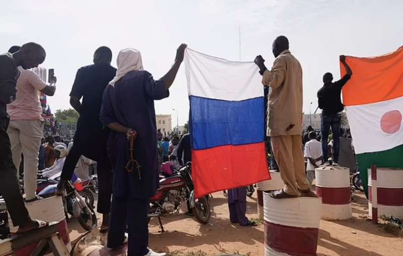 bandiere russe per strada in niger