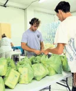 consegna di pacchi di cibo dalla comunita di sant egidio