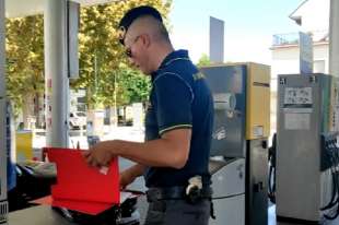 controllo della finanza a un distributore di benzina