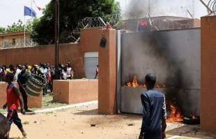 fiamme all ambasciata francese di niamey niger