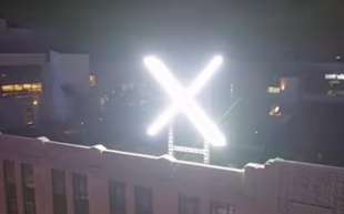 il logo luminoso di x nella sede di twitter