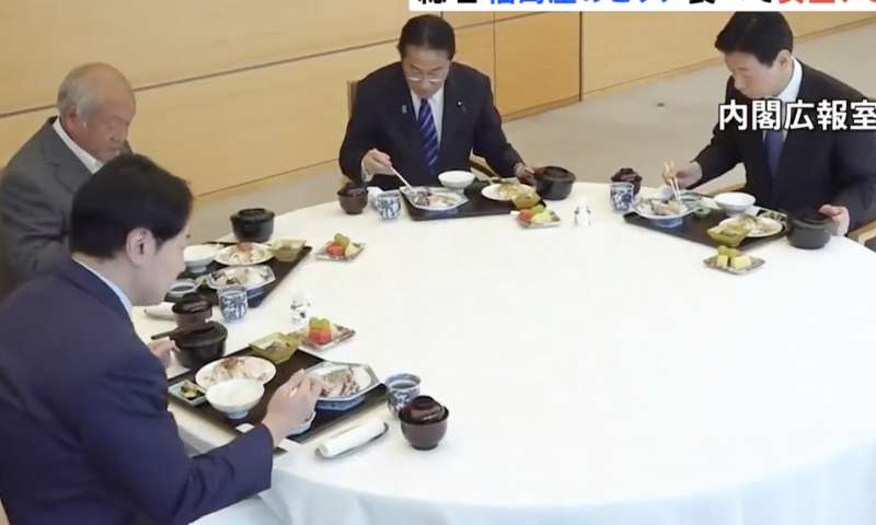 il primo ministro giapponese kishida e dei ministri si mangiano il pesce di fukushima 1