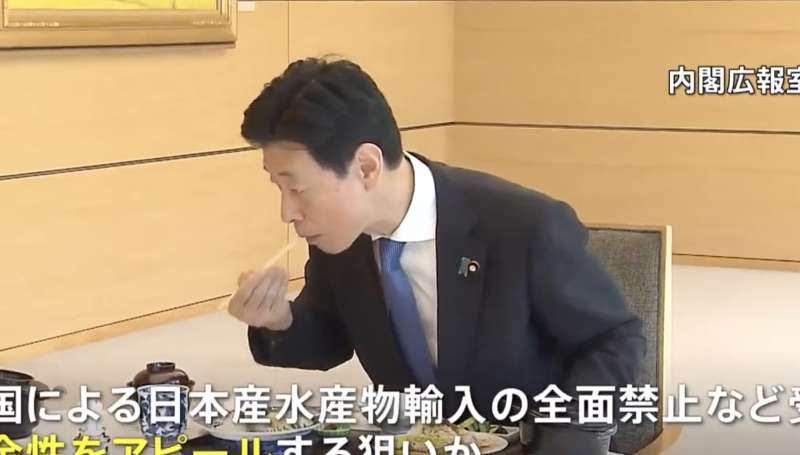 il primo ministro giapponese kishida e dei ministri si mangiano il pesce di fukushima 3