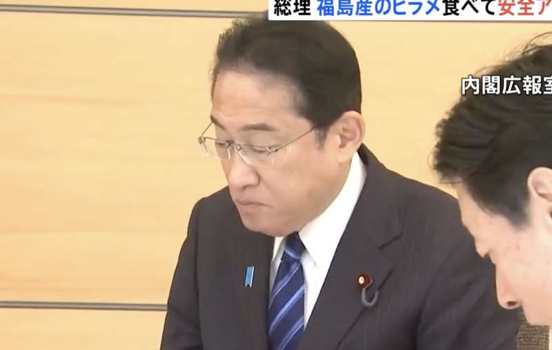 il primo ministro giapponese kishida e dei ministri si mangiano il pesce di fukushima 4