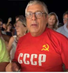 toto cuffaro canta bella ciao con una maglietta dell unione sovietica 1