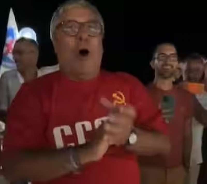 toto cuffaro canta bella ciao con una maglietta dell unione sovietica 2