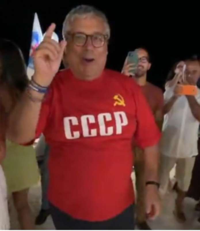 toto cuffaro canta bella ciao con una maglietta dell unione sovietica 4