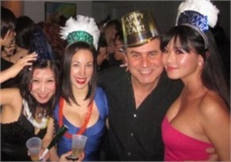 nouriel roubini circondato in uno dei suoi party da alcune ragazze new york