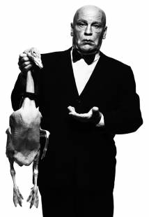 jonh malkovich interpreta albert watson : alfred hitchcock with goose foto di sandro miller