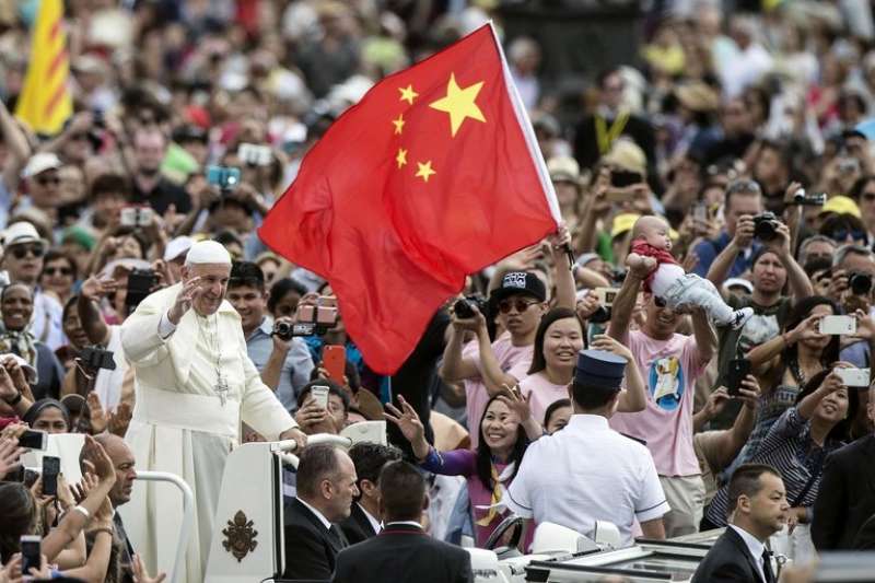 papa bergoglio e la bandiera cinese