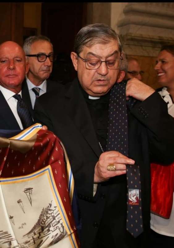 Cardinale Sepe sponsorizza foulard e cravatte
