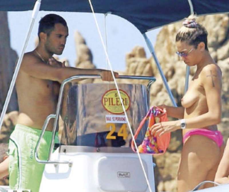 elodie in topless in barca con mahmood 3.