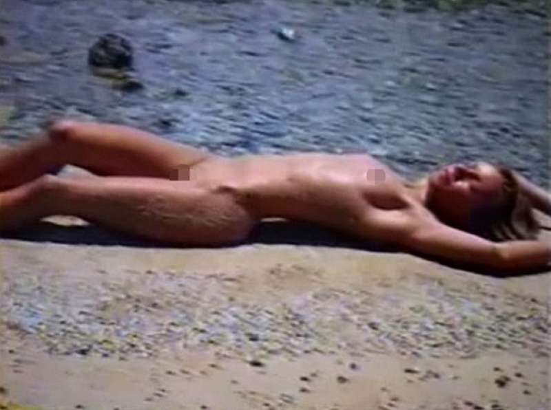 foto di una donna nuda in spiaggia a casa epstein