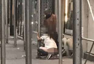 donna urina mentre fa sesso orale a new york