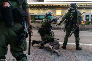 polizia con il manganello facile a hong kong