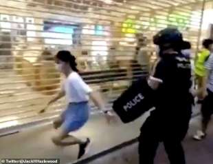 ragazzina di 12 anni arrestata dalla polizia a hong kong 1