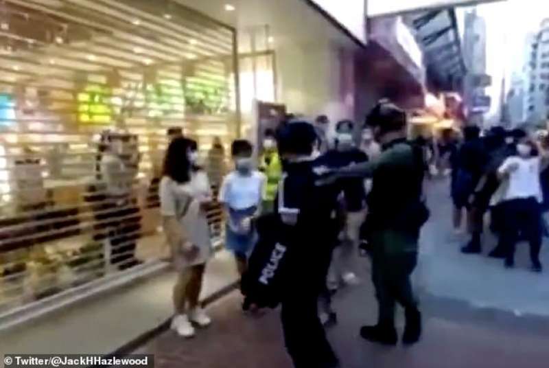 ragazzina di 12 anni arrestata dalla polizia a hong kong
