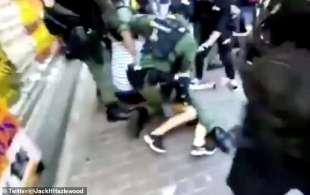 ragazzina di 12 anni arrestata dalla polizia a hong kong 3
