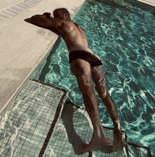 BECKHAM MOSTRA LE CHIAPPE IN PISCINA