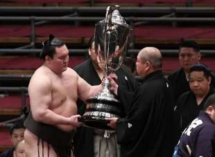 il campione di sumo hakuho 9