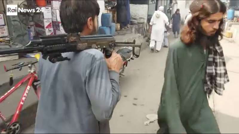il supermercato mondiale di armi illegali al confine afgano 7