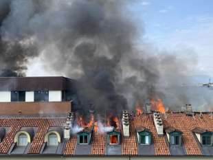 incendio in un palazzo in centro a torino 2