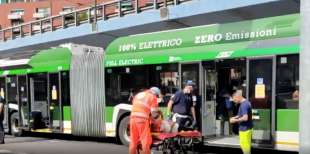 incidente tra filobus e auto a milano 4
