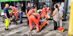 incidente tra filobus e auto a milano 6