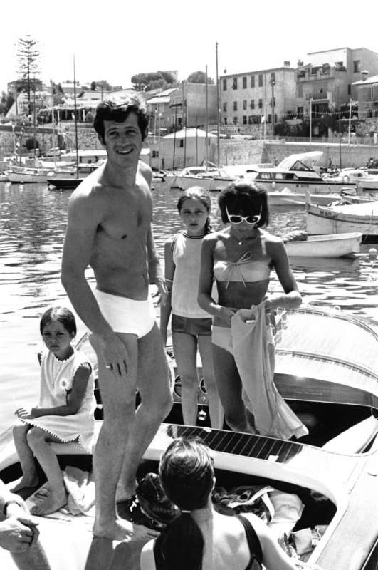 jean paul belmondo in vacanza con elodie e le figlie patricia e florence, 1975.