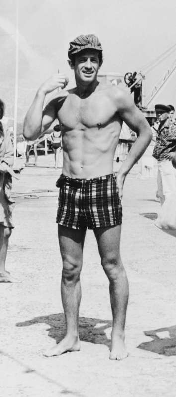 jean paul belmondo in vacanza nel 1965.