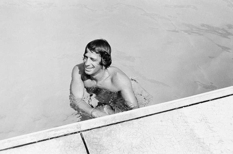 jean paul belmondo nel 1960 in piscina.