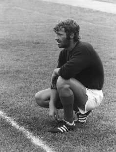 jean paul belmondo sul campo di calcio nel 1969
