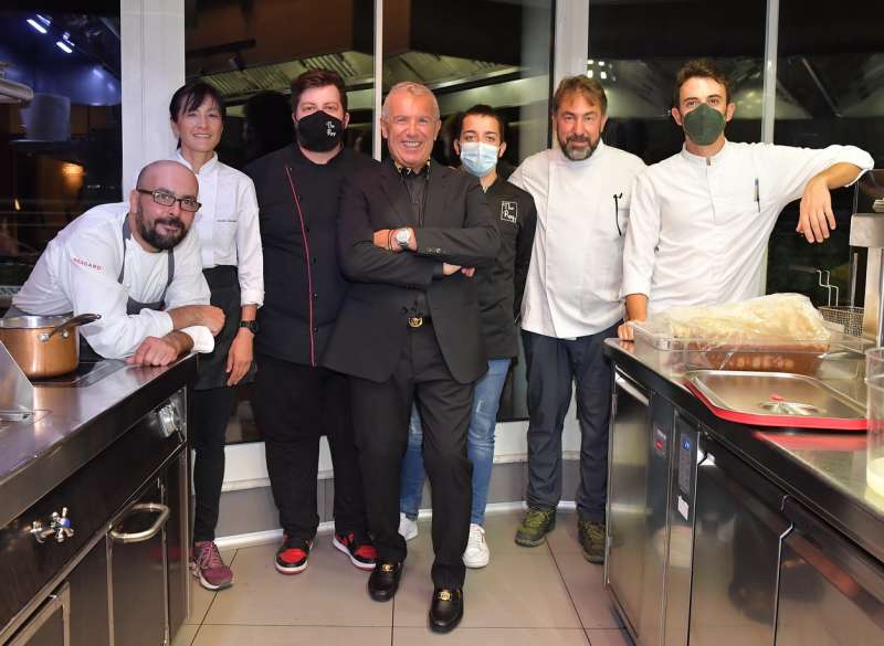 lo chef igles corelli con i suoi ex allievi foto di bacco