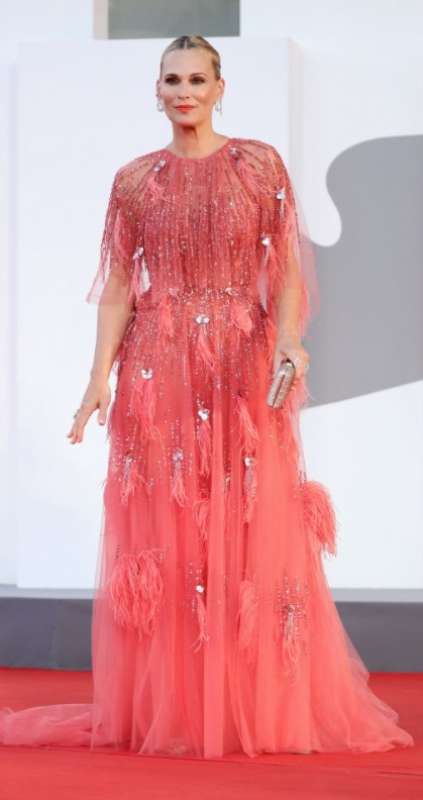 molly sims in pamella roland