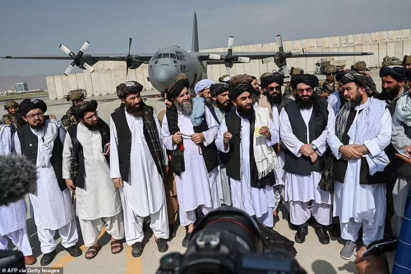 talebani celebrano vittoria 10