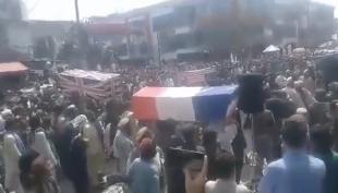 talebani festeggiano con bandiere sulle bare