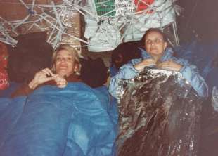 tiziana ferrario anna cataldi in un volo umanitario per l afghanistan nel 2001
