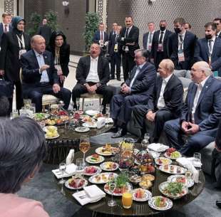 erdogan con putin lukashenko e altri sinceri democratici al tavolo a samarcanda