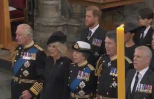 il principe harry non canta l inno al funerale della regina elisabetta 1