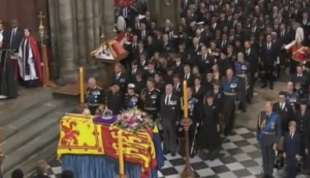 il principe harry non canta l inno al funerale della regina elisabetta 2