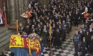 il principe harry non canta l inno al funerale della regina elisabetta 3