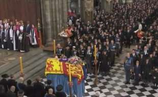 il principe harry non canta l inno al funerale della regina elisabetta 4