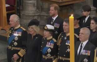 il principe harry non canta l inno al funerale della regina elisabetta 5