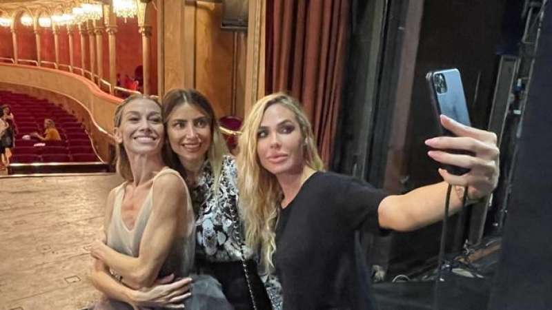 ilary blasi selfie con eleonora abbagnato all opera