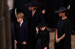 kate middleton meghan markle george e charlotte al funerale della regina elisabetta