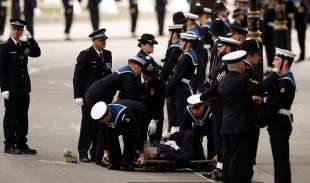 marinaio sviene al funerale della regina elisabetta 2