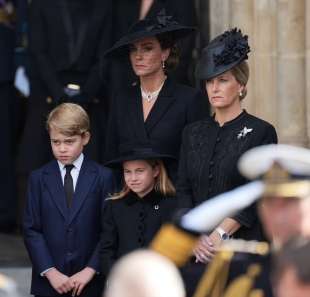 meghan markle, sophie di wessex, george e charlotte al funerale della regina elisabetta